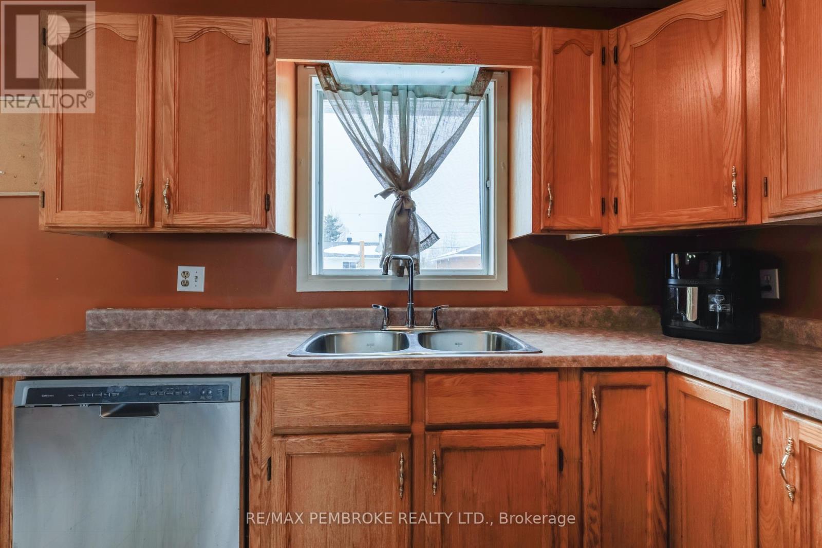 11 Craig Place, Petawawa, Ontario  K8H 3L4 - Photo 14 - X12857808