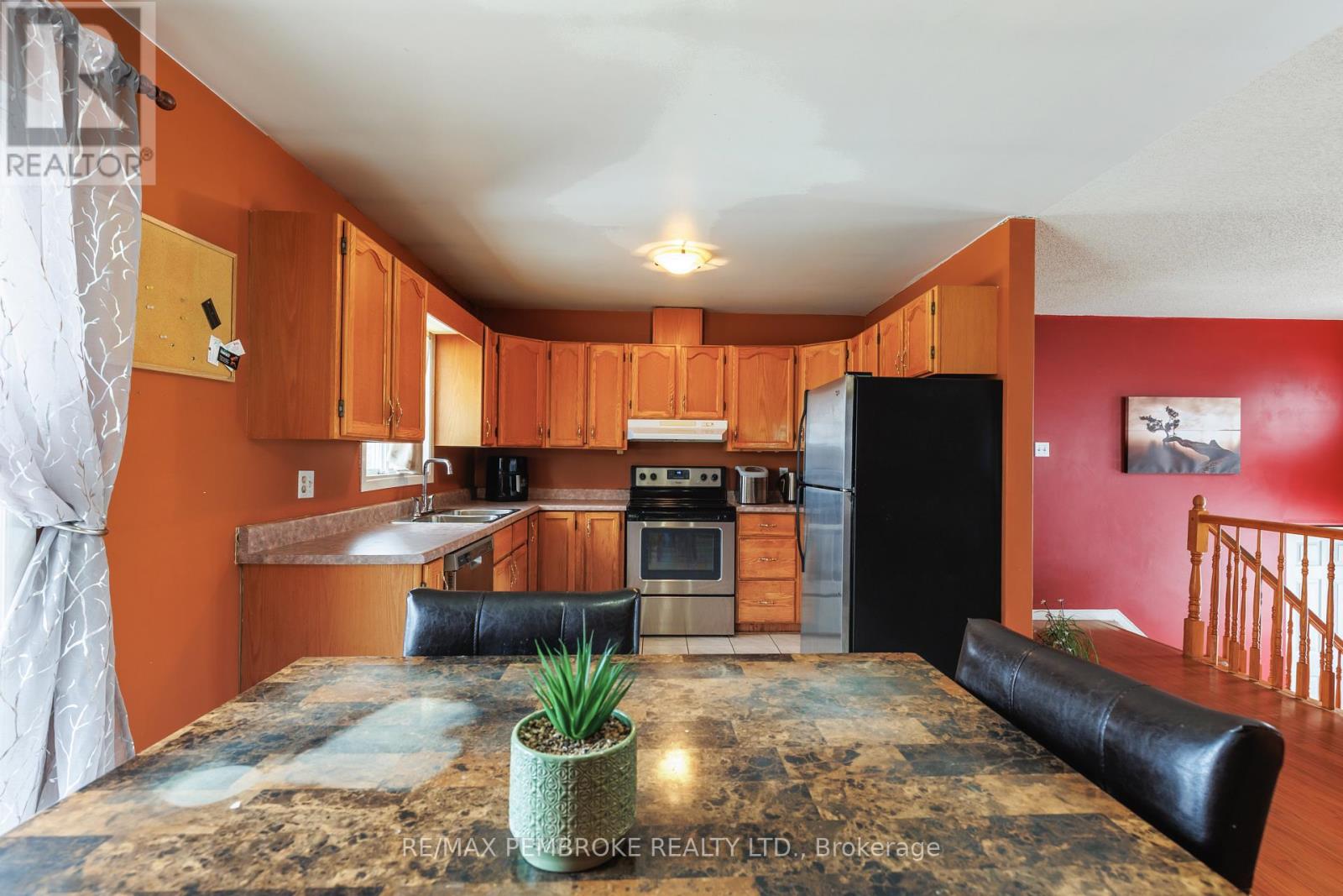 11 Craig Place, Petawawa, Ontario  K8H 3L4 - Photo 16 - X12857808