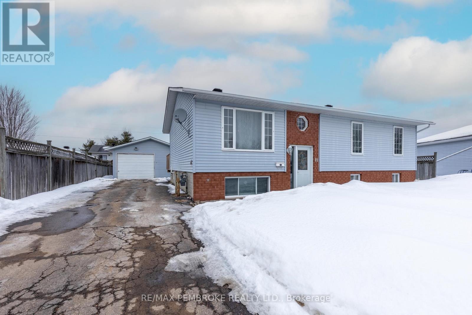 11 Craig Place, Petawawa, Ontario  K8H 3L4 - Photo 3 - X12857808