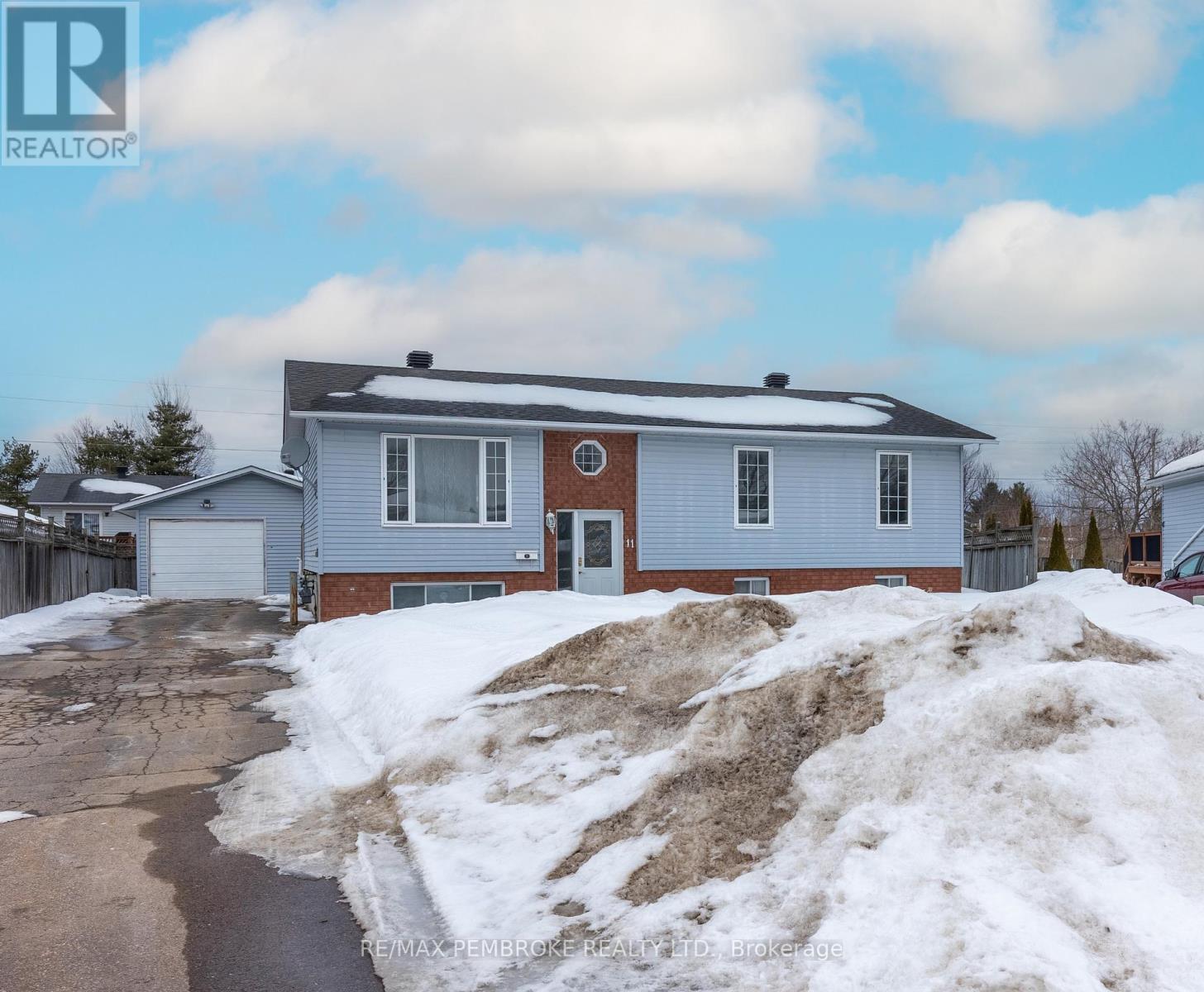 11 Craig Place, Petawawa, Ontario  K8H 3L4 - Photo 4 - X12857808