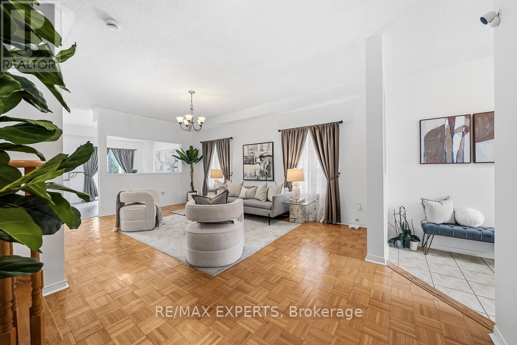 62 Colonial Crescent, Richmond Hill, Ontario  L4E 3X3 - Photo 5 - N12857766