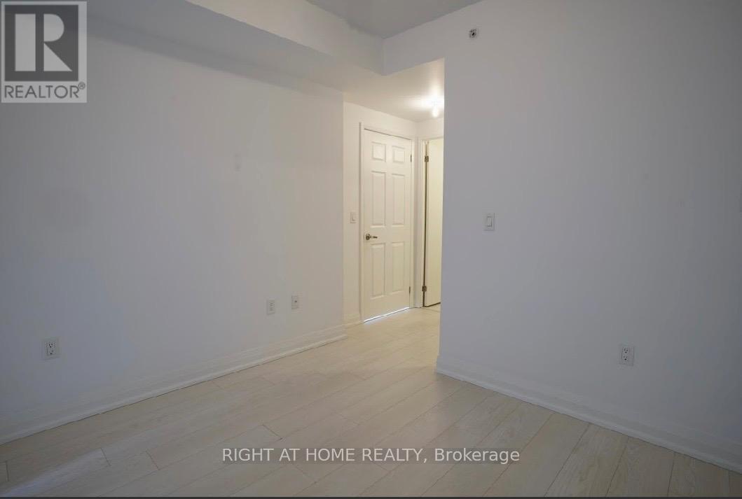 30 Gibbs Road, Toronto (Islington-City Centre West), Ontario  M9B 0E4 - Photo 8 - W12857756