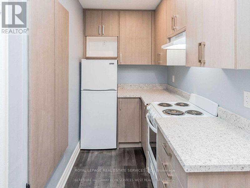 1 - 306 South Kingsway, Toronto, Ontario  M6S 3T9 - Photo 8 - W12857832