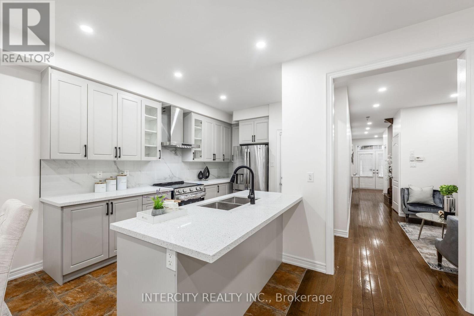 26 Sussexvale Drive, Brampton, Ontario  L6R 0W2 - Photo 12 - W12857838