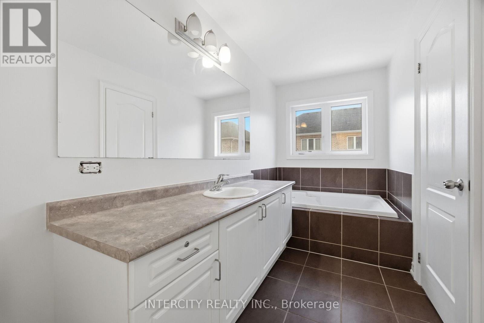 26 Sussexvale Drive, Brampton, Ontario  L6R 0W2 - Photo 22 - W12857838