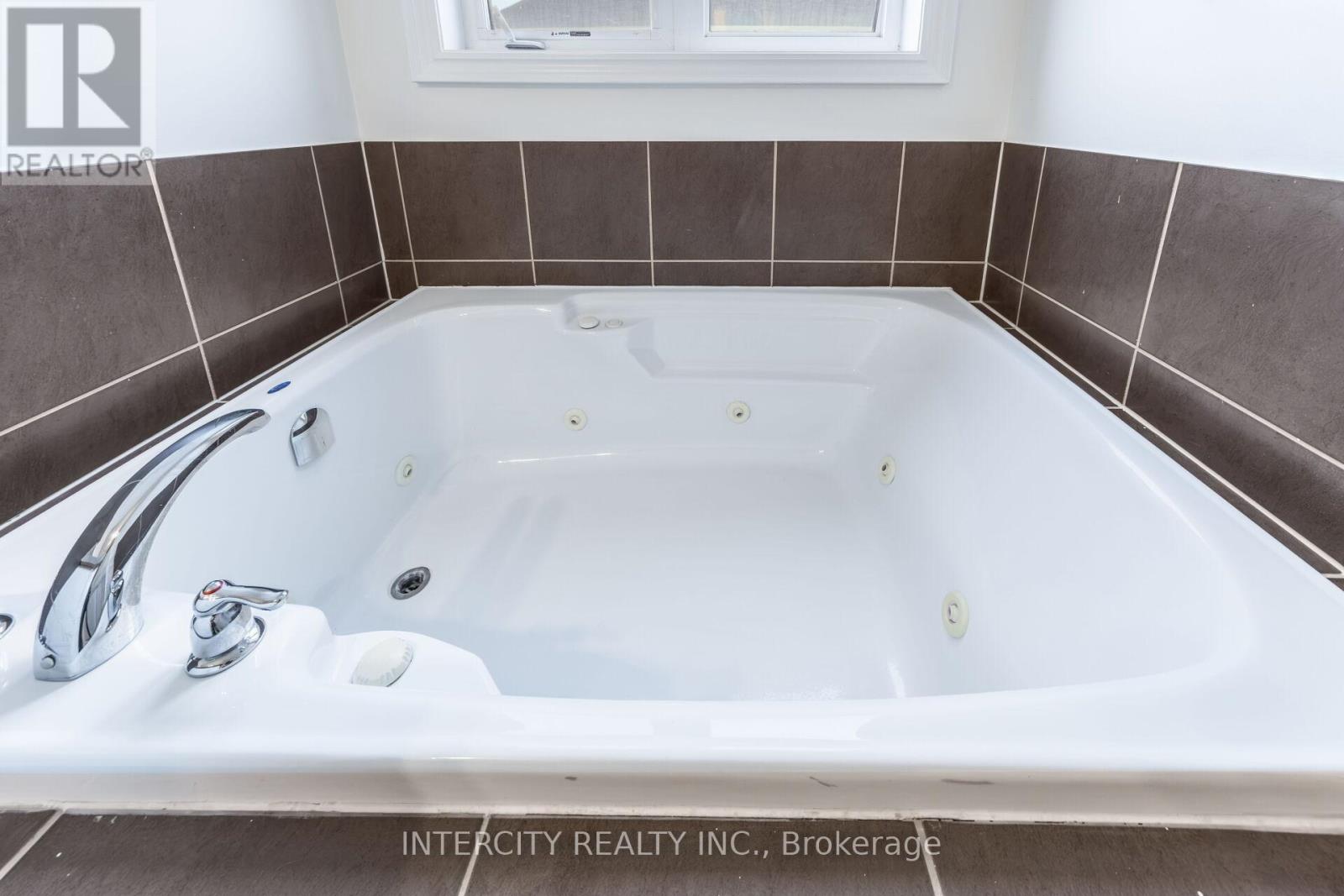 26 Sussexvale Drive, Brampton, Ontario  L6R 0W2 - Photo 23 - W12857838