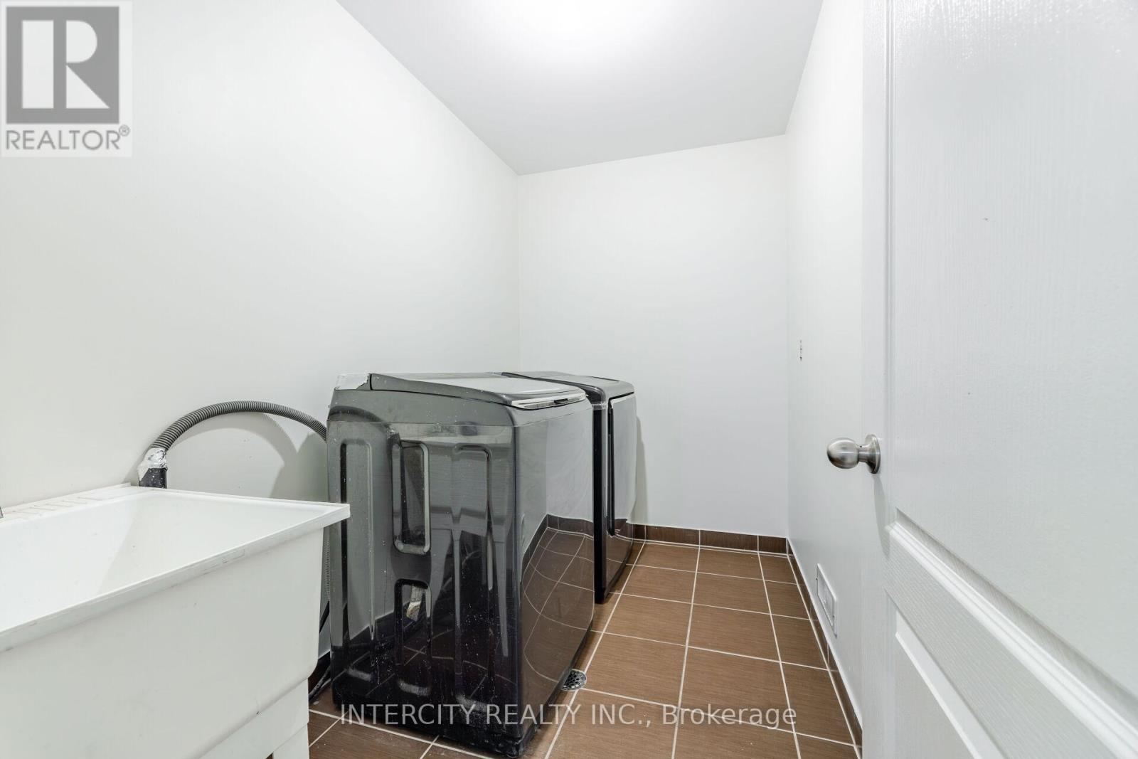 26 Sussexvale Drive, Brampton, Ontario  L6R 0W2 - Photo 32 - W12857838