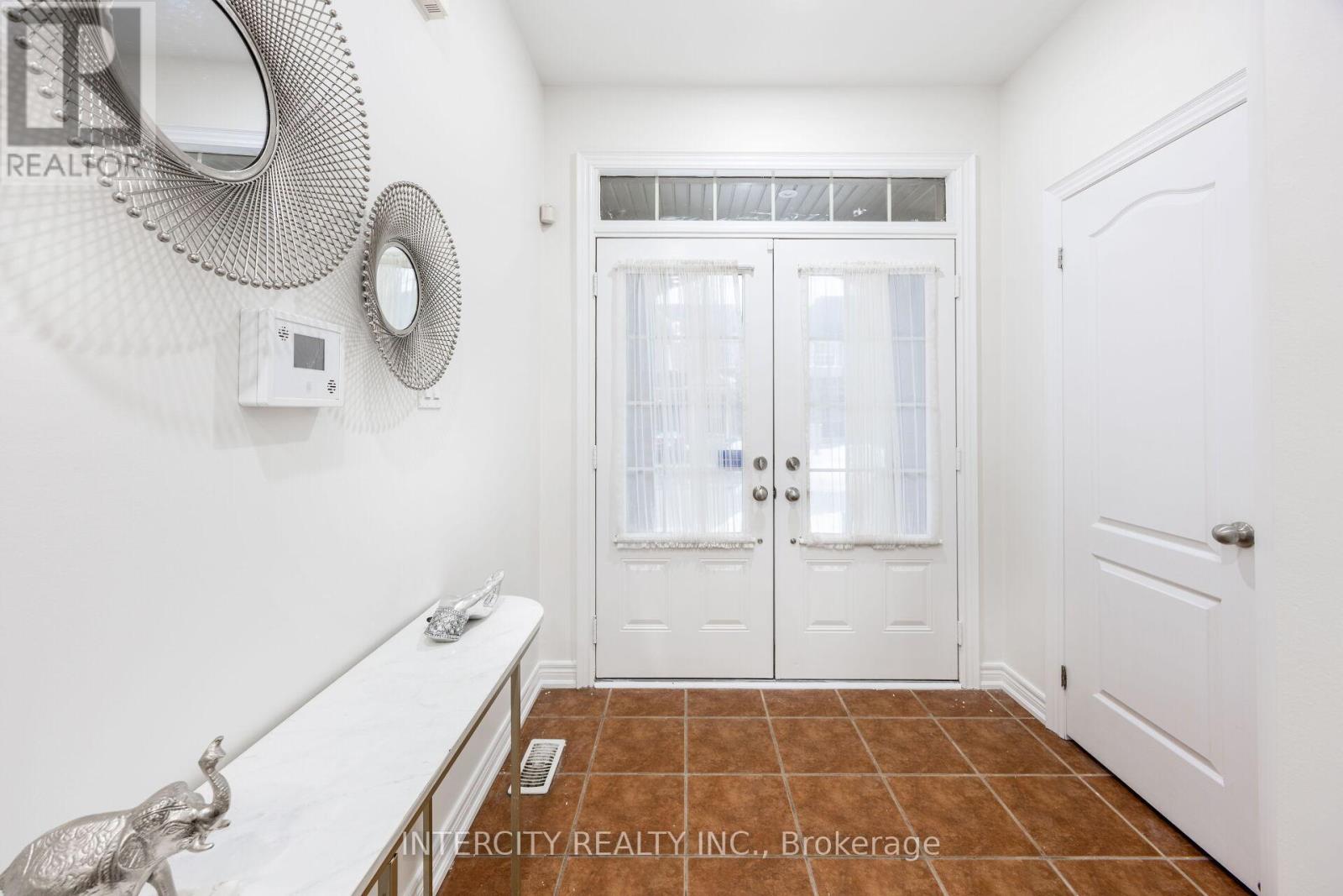 26 Sussexvale Drive, Brampton, Ontario  L6R 0W2 - Photo 5 - W12857838