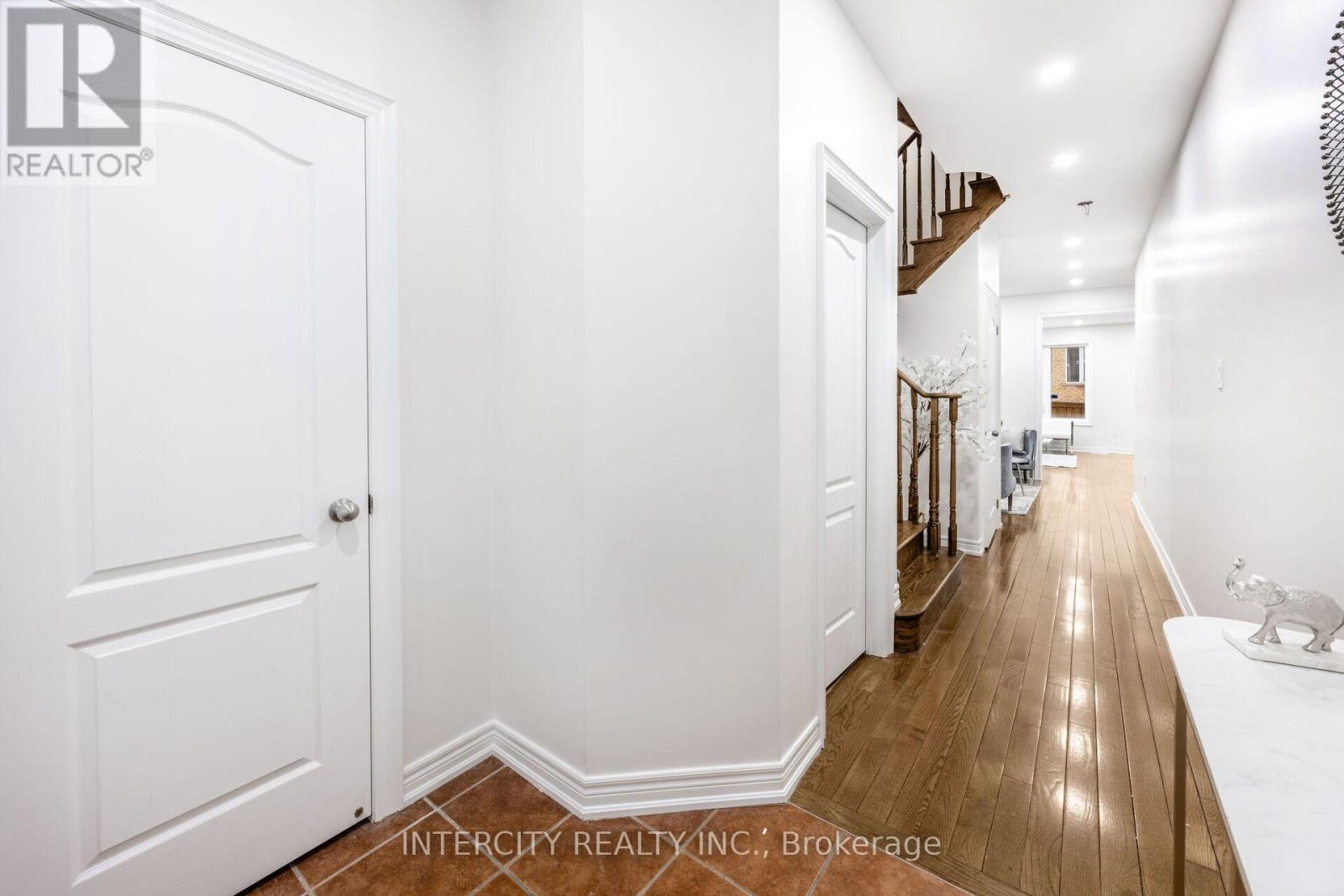 26 Sussexvale Drive, Brampton, Ontario  L6R 0W2 - Photo 6 - W12857838