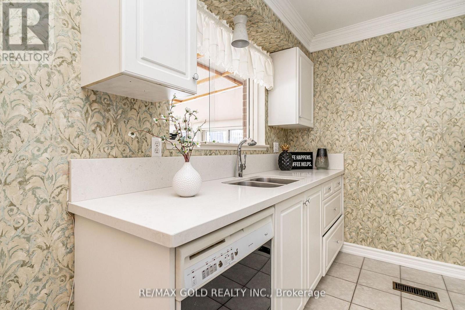 29 Chesterfield Road, Brampton, Ontario  L6W 1L2 - Photo 17 - W12857840