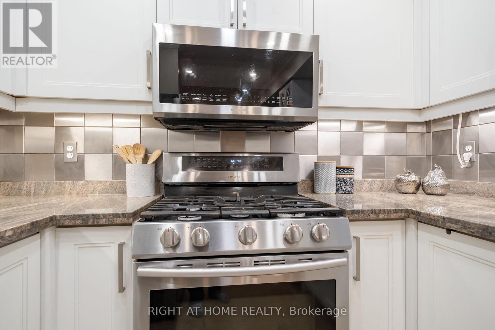 21 - 370 Riddell Court, Newmarket (Gorham-College Manor), Ontario  L3Y 8M8 - Photo 8 - N12677304