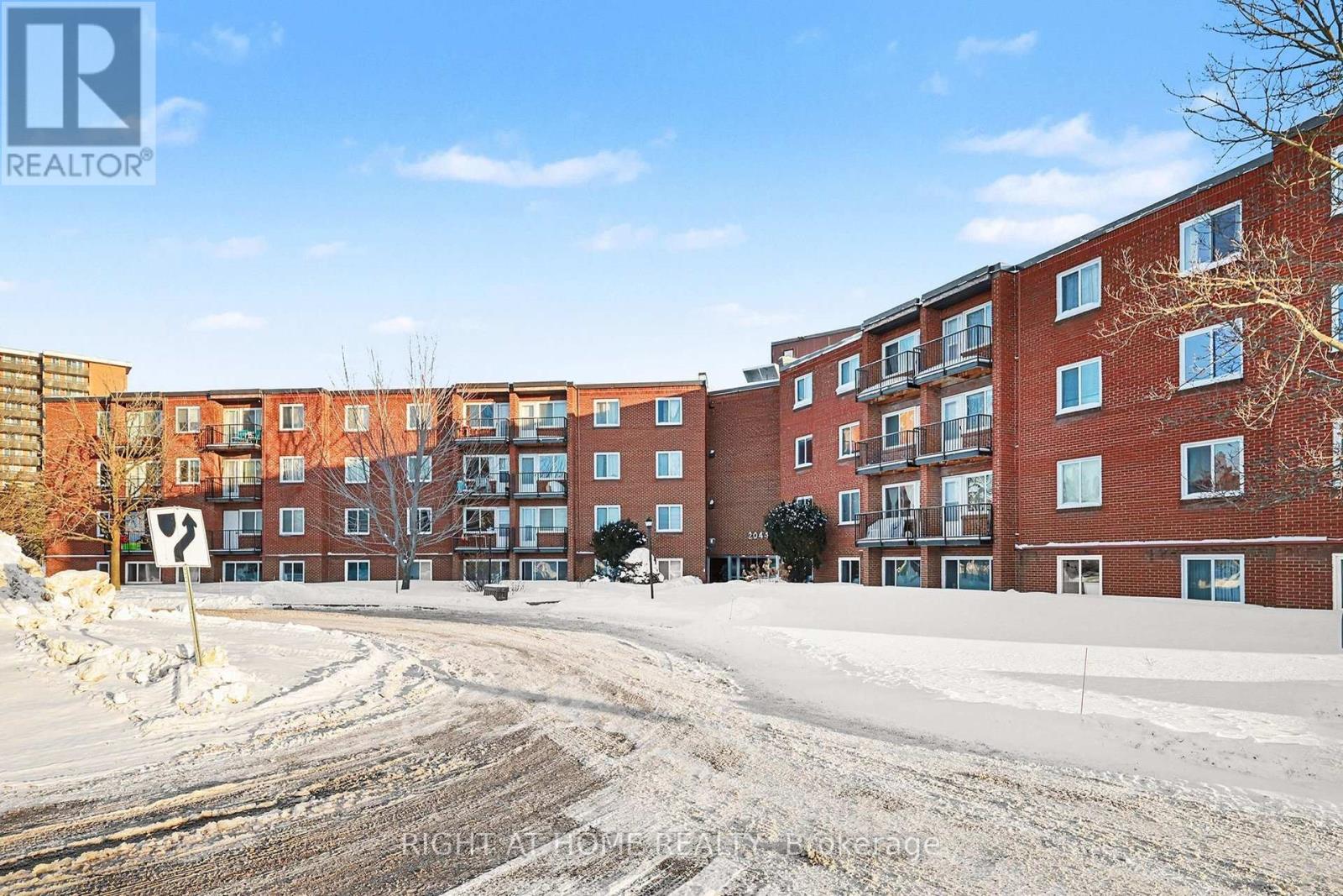 305b - 2044 Arrowsmith Drive, Ottawa, Ontario  K1J 7V8 - Photo 2 - X12857858