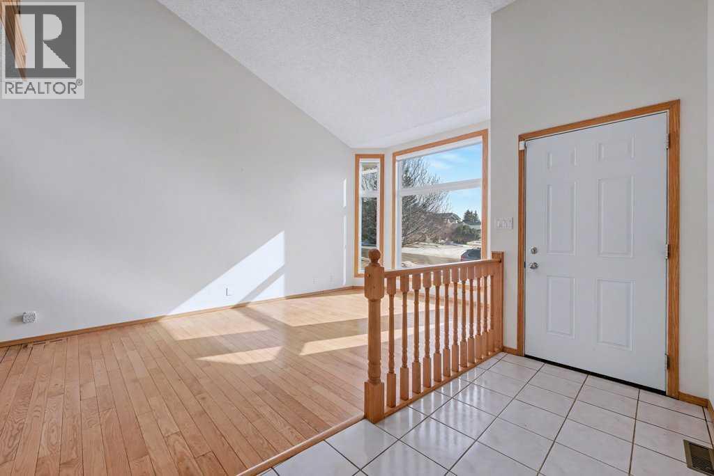 82 Wood Valley Drive Sw, Calgary, Alberta  T2W 5V6 - Photo 3 - A2290576