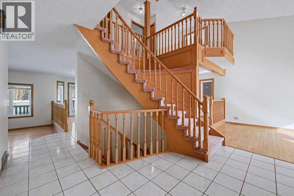 82 Wood Valley Drive Sw, Calgary, Alberta  T2W 5V6 - Photo 13 - A2290576