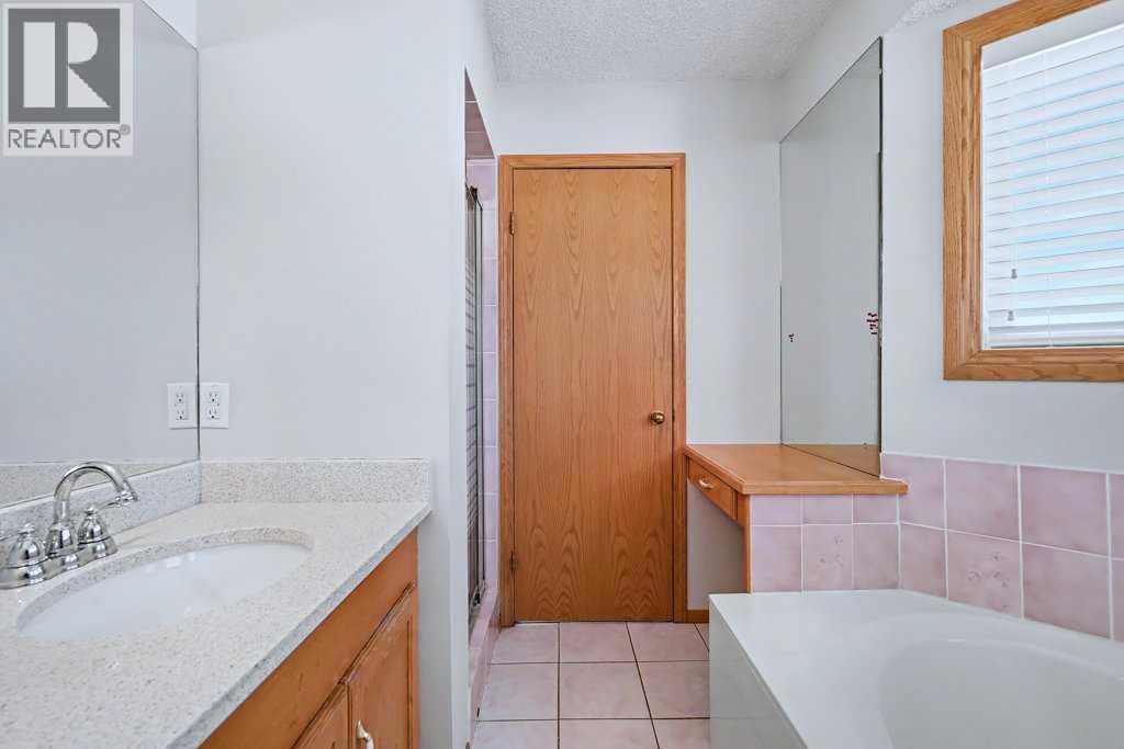 82 Wood Valley Drive Sw, Calgary, Alberta  T2W 5V6 - Photo 30 - A2290576