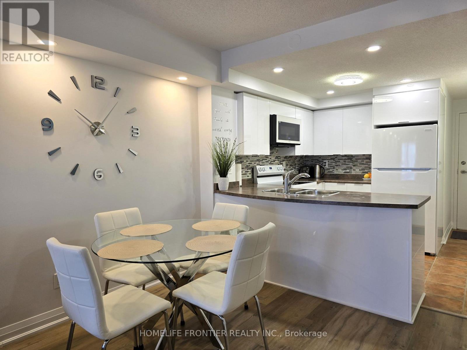 201 - 35 Hunt Avenue, Richmond Hill, Ontario  L4C 4H1 - Photo 2 - N12857898