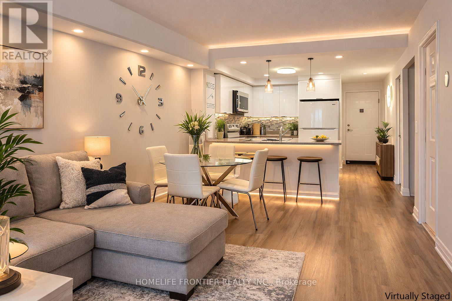 201 - 35 Hunt Avenue, Richmond Hill, Ontario  L4C 4H1 - Photo 4 - N12857898