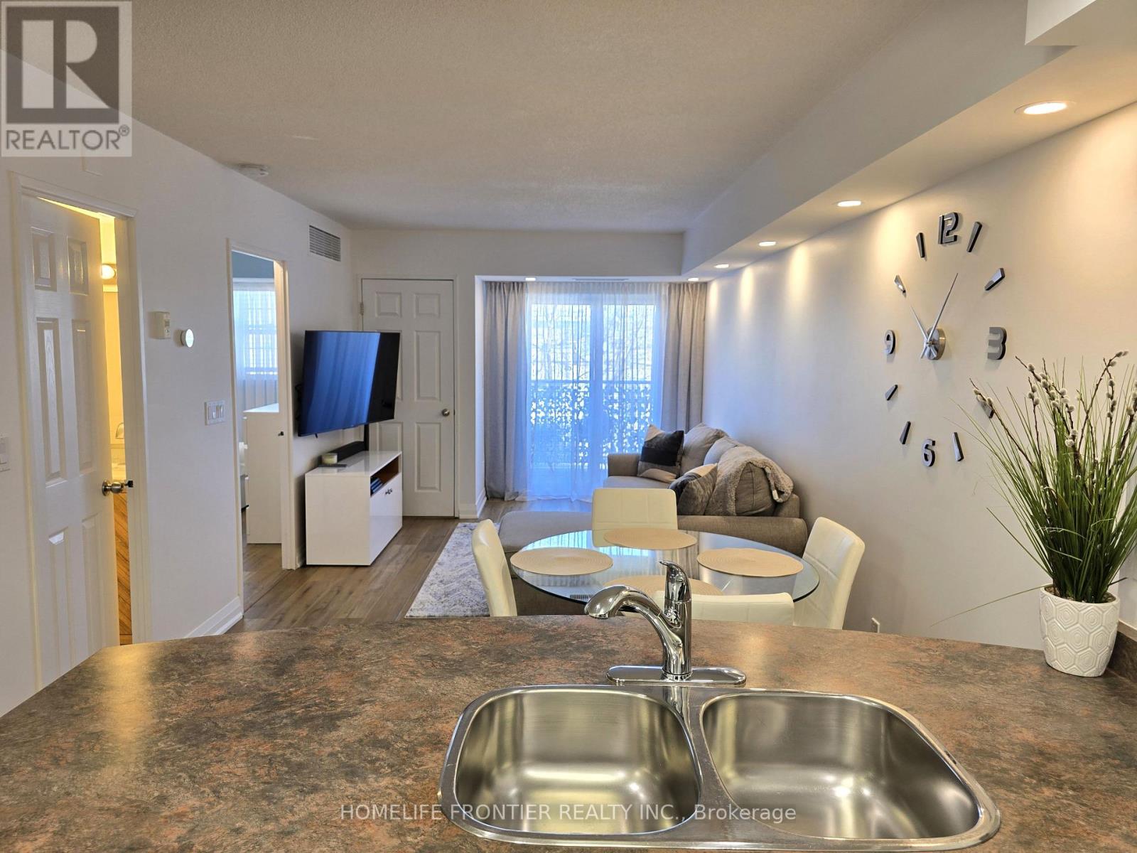 201 - 35 Hunt Avenue, Richmond Hill, Ontario  L4C 4H1 - Photo 6 - N12857898