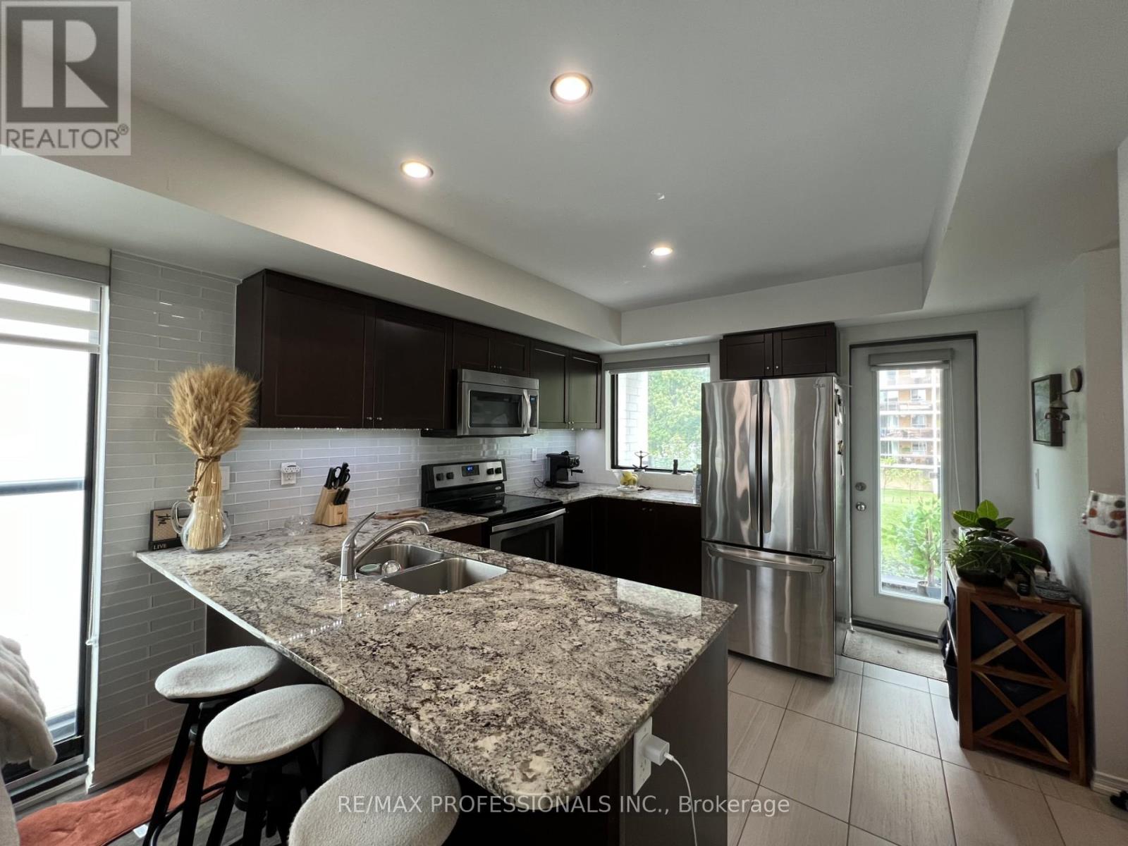 134 Widdicombe Hill, Toronto, Ontario  M9R 0A9 - Photo 5 - W12857920