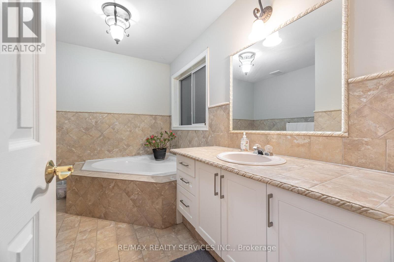 13 Emily Carr Crescent, Caledon, Ontario  L7E 2L1 - Photo 18 - W12857928