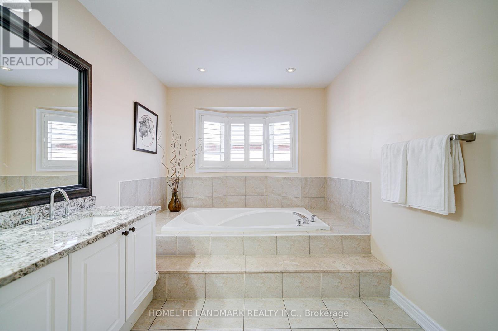 1388 Pinery Crescent, Oakville, Ontario  L6H 7J7 - Photo 31 - W12857952