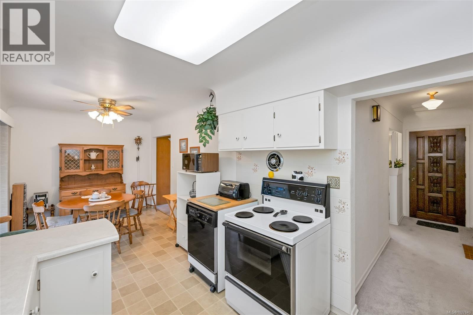 3850 Raymond St S, Saanich, British Columbia  V8Z 4K3 - Photo 5 - 1027840