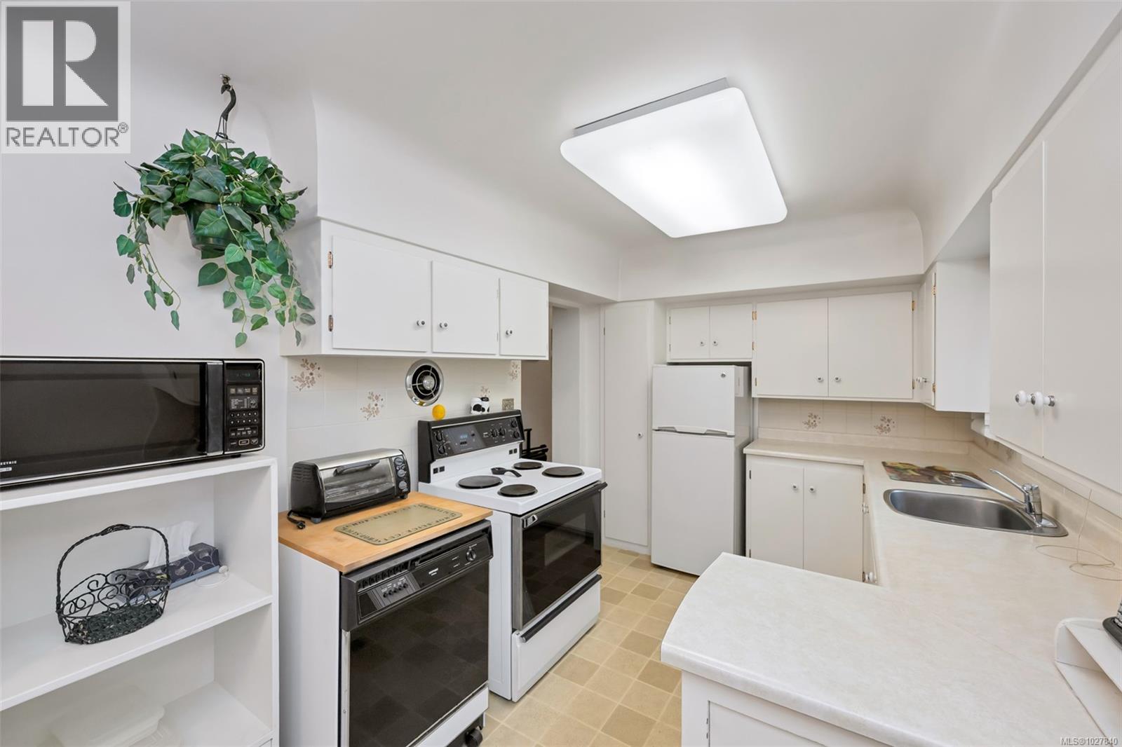 3850 Raymond St S, Saanich, British Columbia  V8Z 4K3 - Photo 3 - 1027840