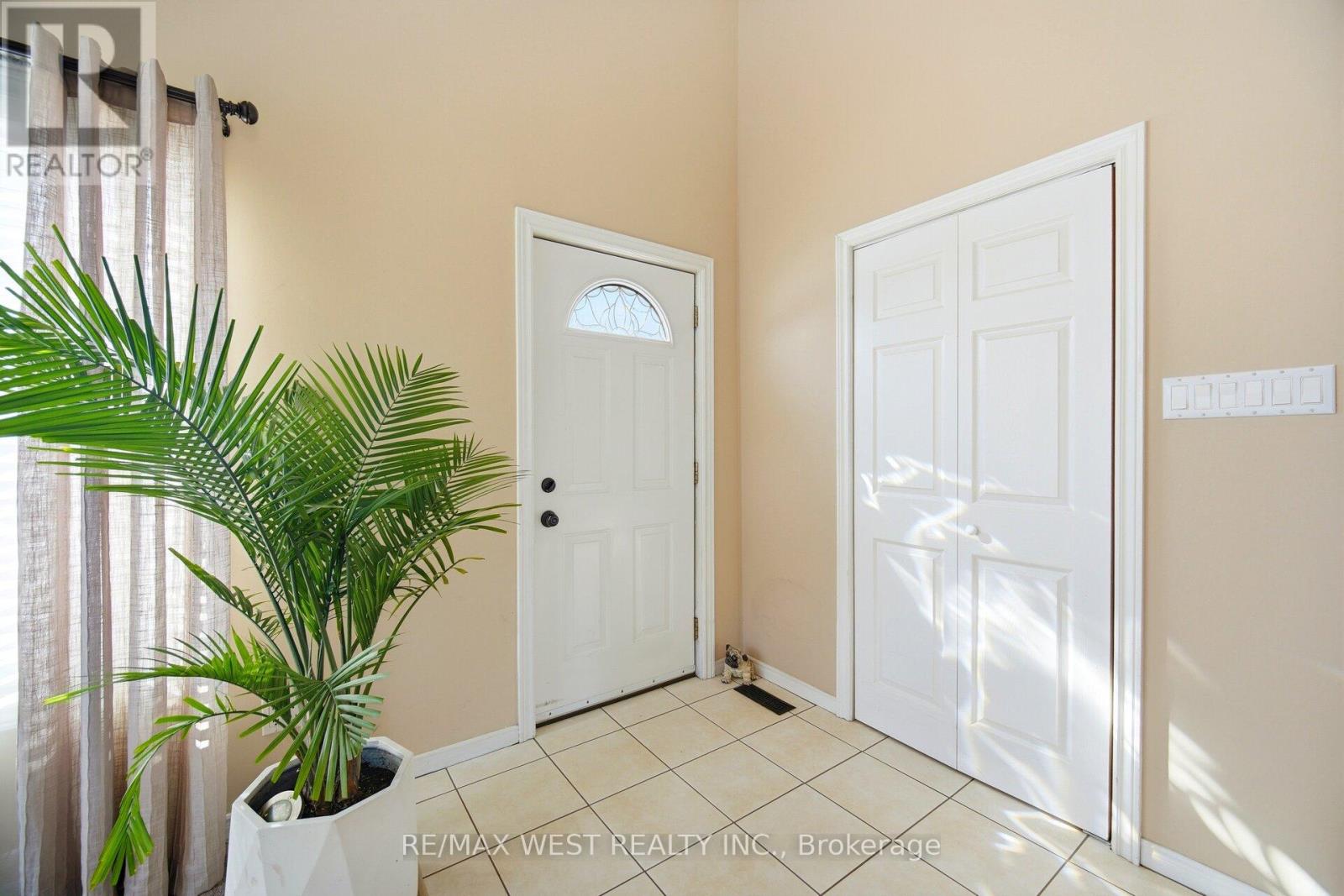 924 Vicrol Drive, Innisfil, Ontario  L9S 1V4 - Photo 3 - N12857932