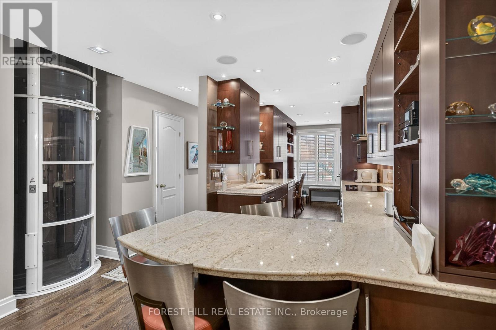 252 Spadina Road, Toronto (Casa Loma), Ontario  M5R 2V1 - Photo 6 - C12835154