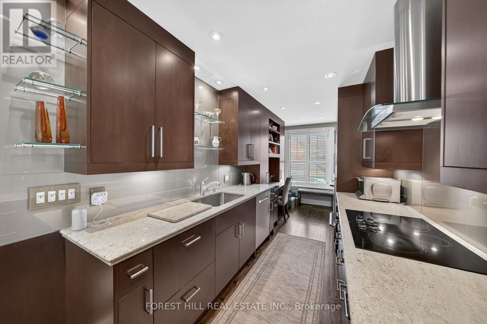 252 Spadina Road, Toronto (Casa Loma), Ontario  M5R 2V1 - Photo 9 - C12835154