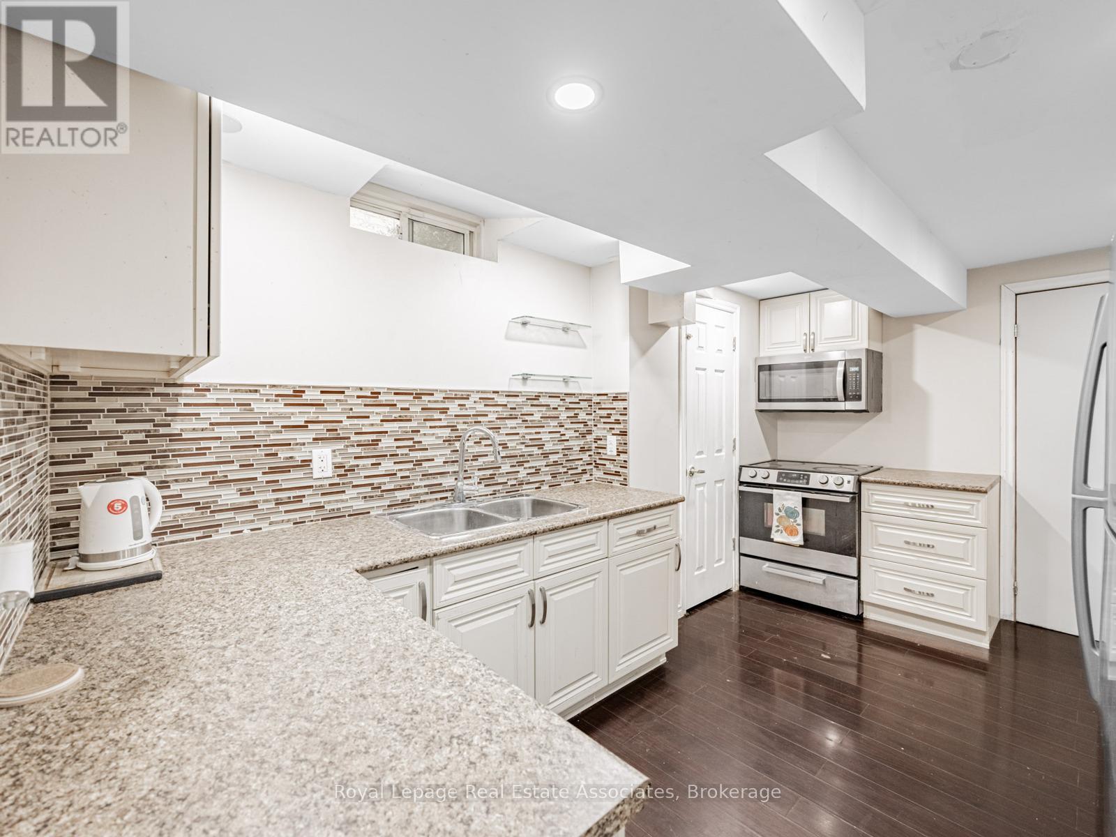 6214 Miriam Way, Mississauga, Ontario  L5N 8J6 - Photo 27 - W12495364