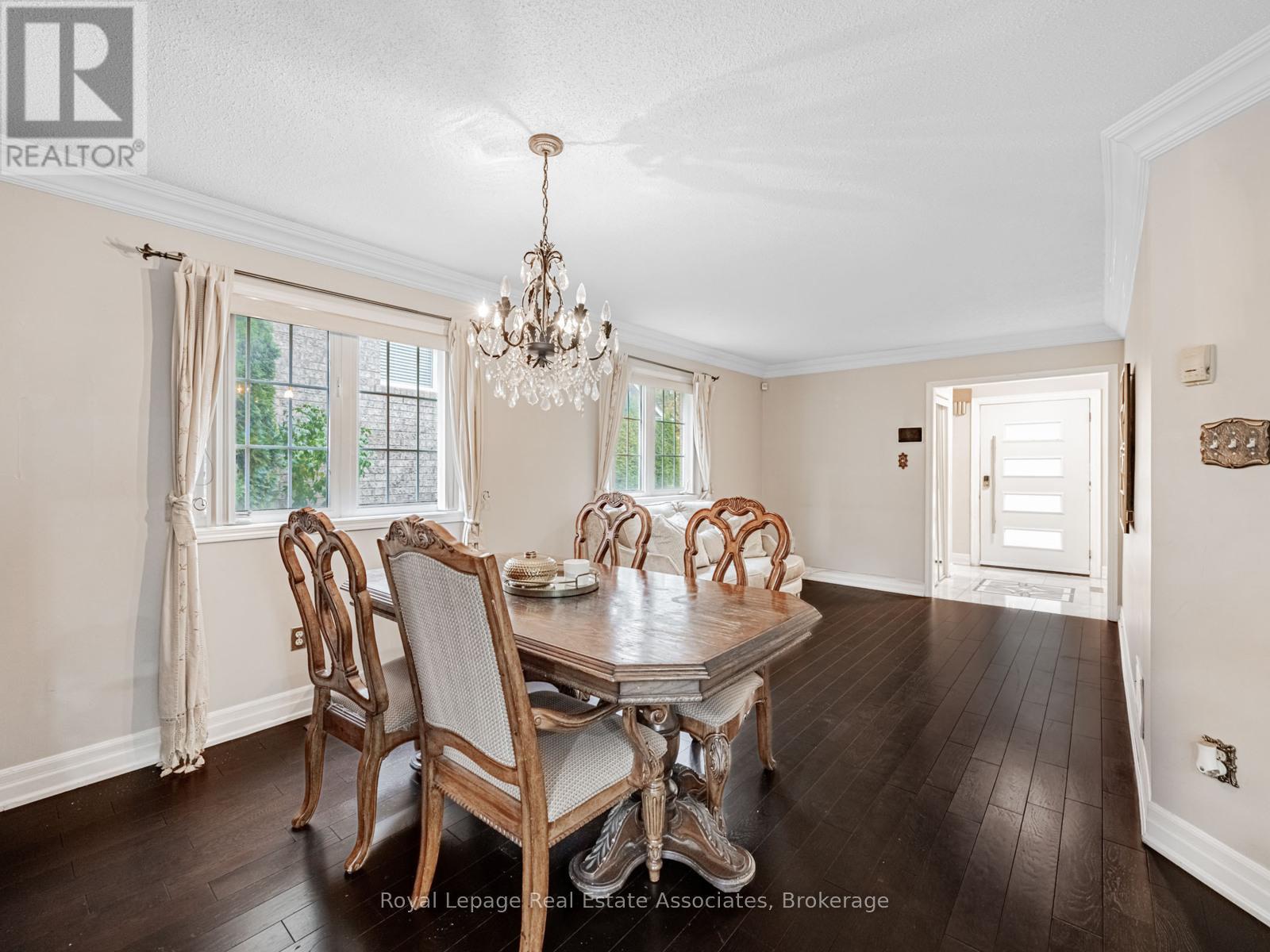 6214 Miriam Way, Mississauga, Ontario  L5N 8J6 - Photo 8 - W12495364