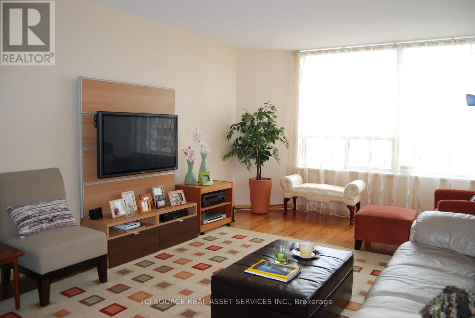 905 - 1270 Maple Crossing Boulevard, Burlington, Ontario  L7S 2J3 - Photo 2 - W12858102