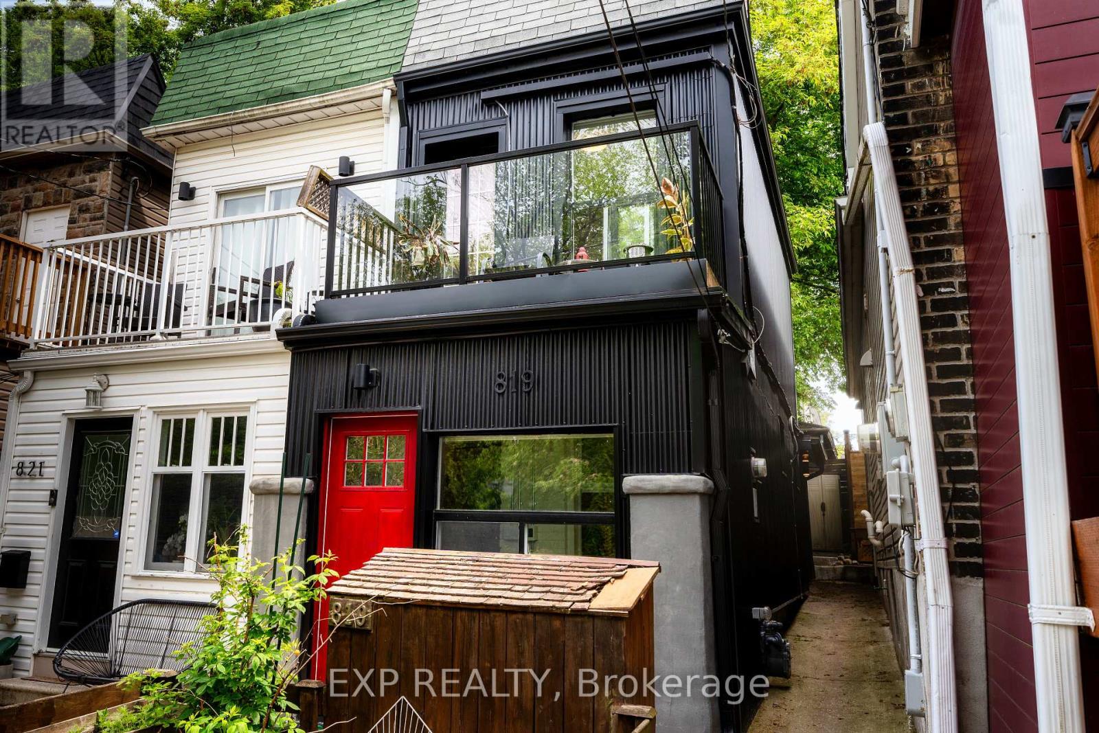 <div class="slider-price">$700,000</div><p>819 Craven Road, Toronto, Ontario</p>