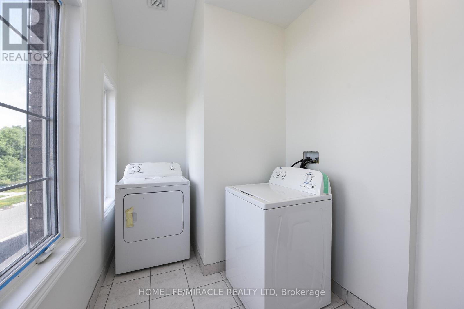 418 Royal West Drive, Brampton, Ontario  L6X 5K1 - Photo 11 - W12858146