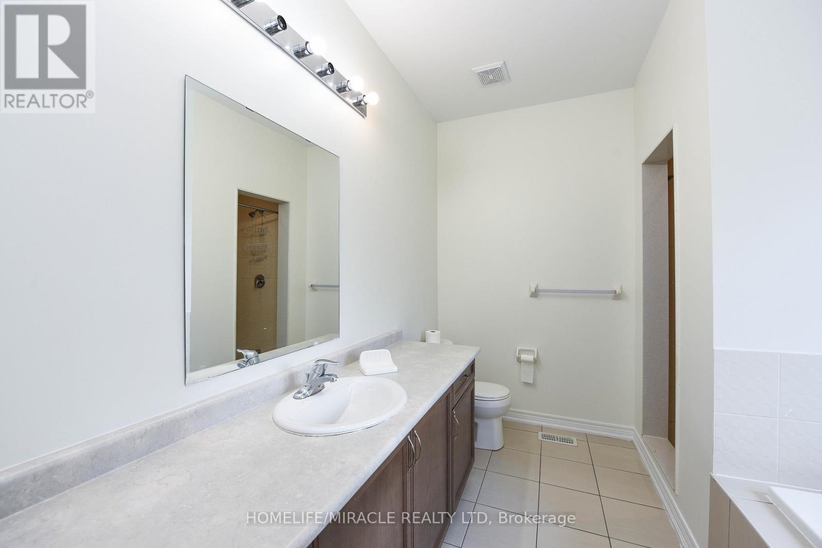 418 Royal West Drive, Brampton, Ontario  L6X 5K1 - Photo 13 - W12858146