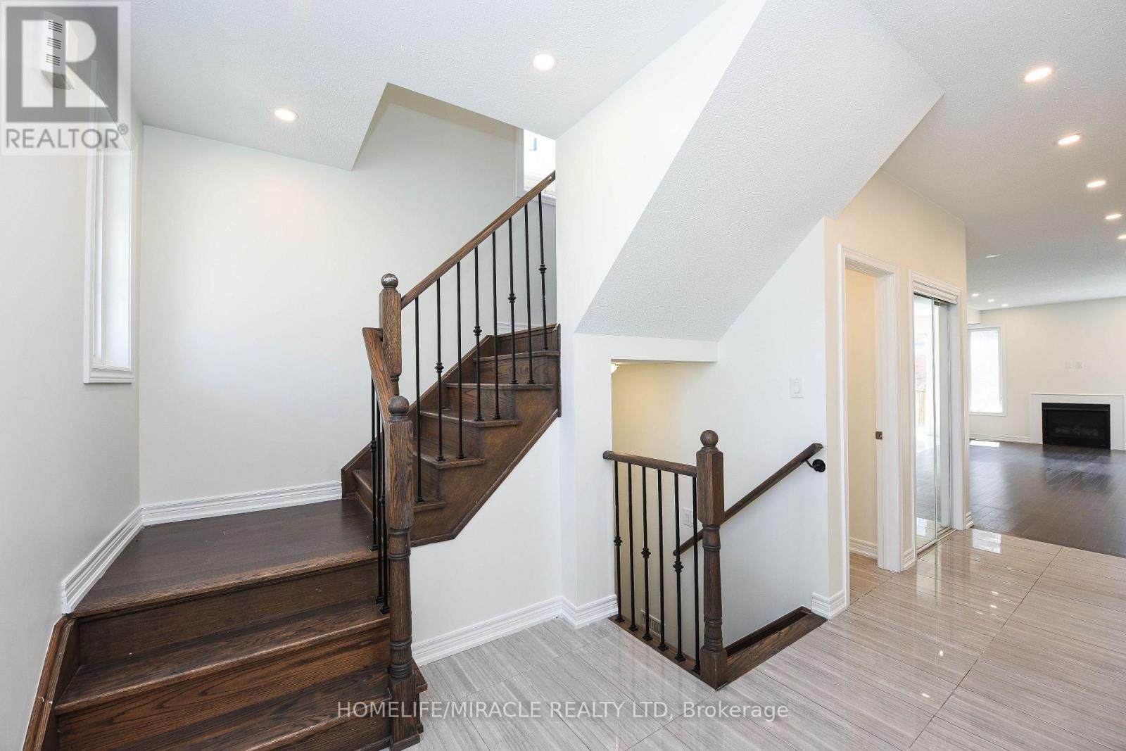 418 Royal West Drive, Brampton, Ontario  L6X 5K1 - Photo 2 - W12858146