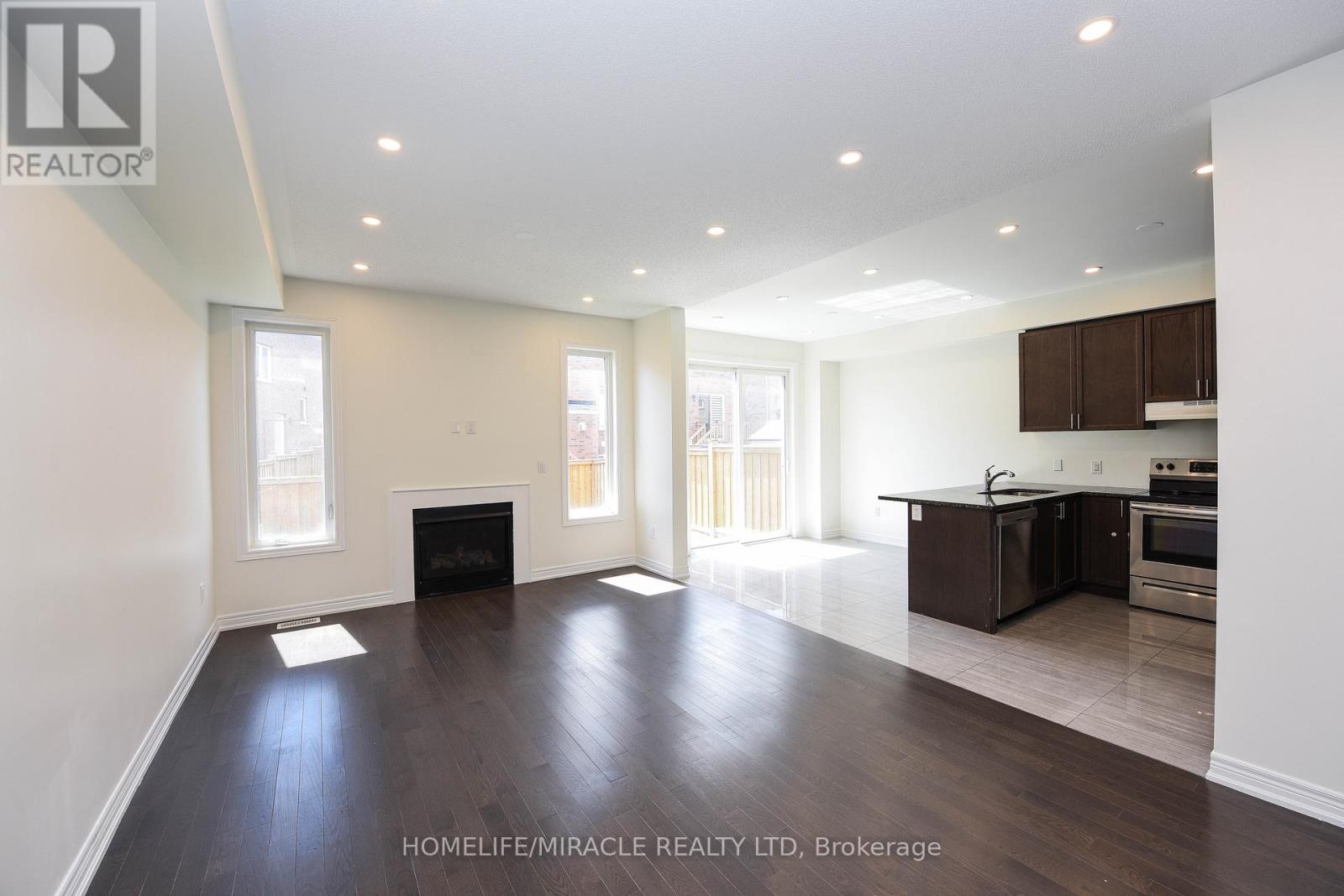 418 Royal West Drive, Brampton, Ontario  L6X 5K1 - Photo 3 - W12858146