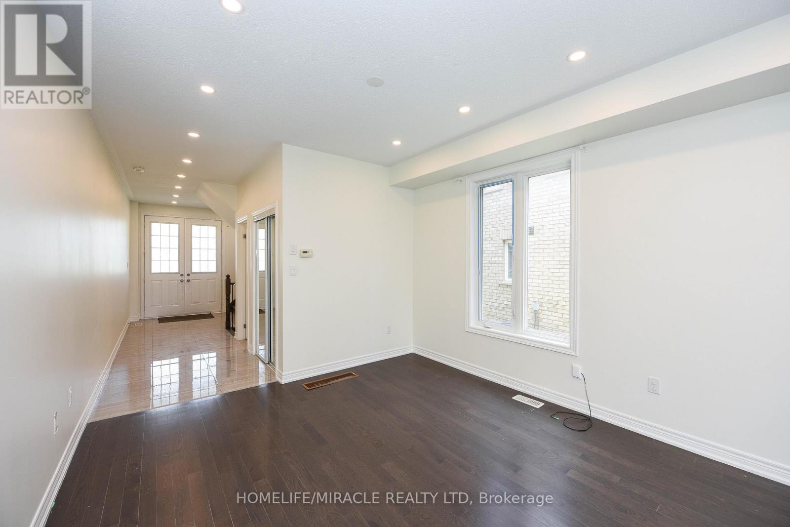 418 Royal West Drive, Brampton, Ontario  L6X 5K1 - Photo 4 - W12858146