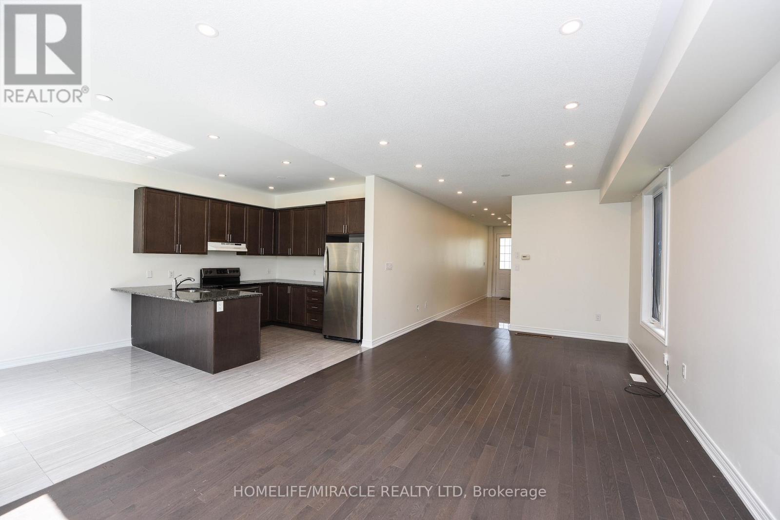 418 Royal West Drive, Brampton, Ontario  L6X 5K1 - Photo 5 - W12858146