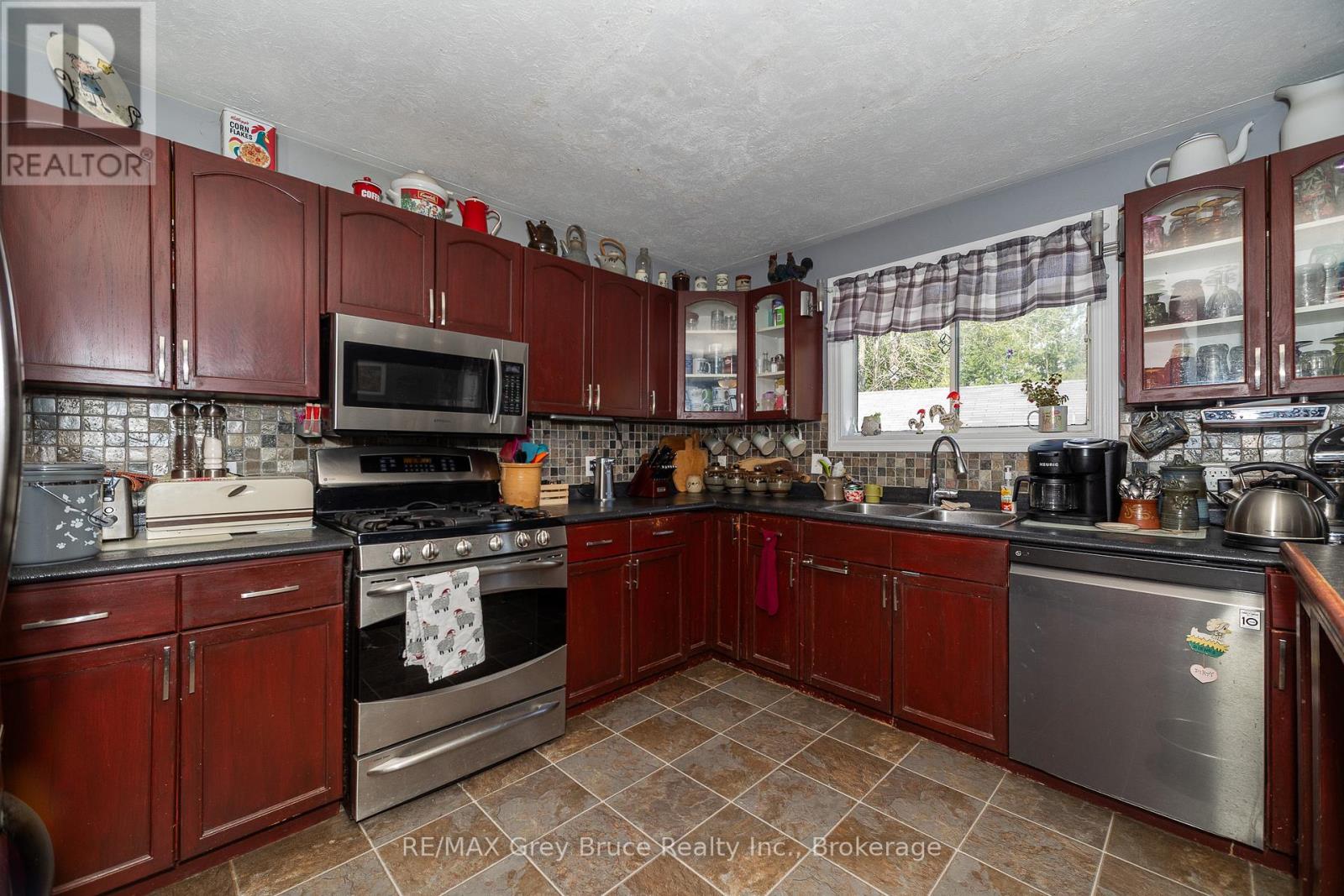 201 Division Street, Georgian Bluffs, Ontario  N0H 2K0 - Photo 8 - X12858304