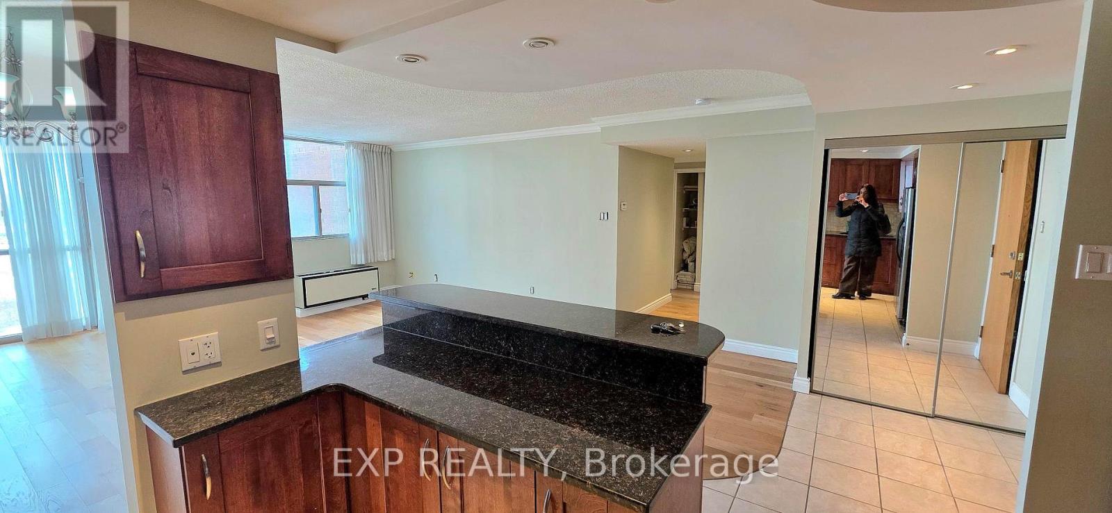 1012 - 2760 Carousel Crescent, Ottawa, Ontario  K1T 2N4 - Photo 5 - X12809194