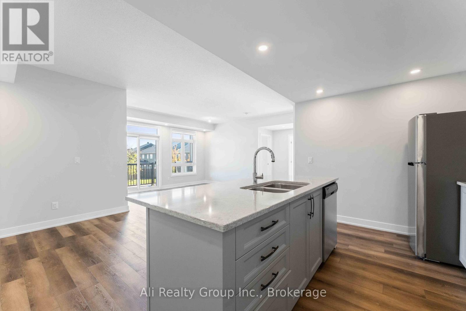 147 Fairweather Street, Ottawa, Ontario  K1T 0M8 - Photo 11 - X12858340