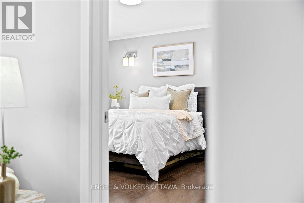 1005 Gold Crescent, Ottawa, Ontario  K2B 8C4 - Photo 16 - X12855888