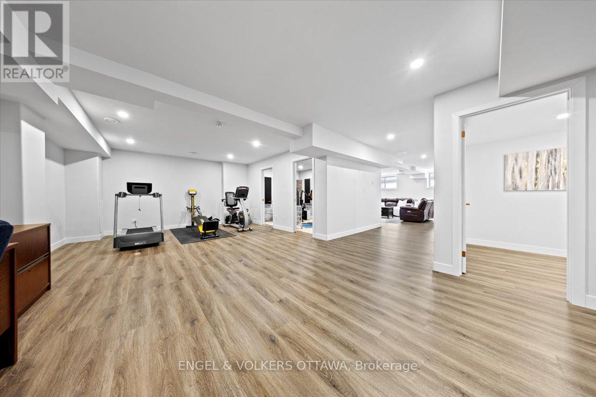 1005 Gold Crescent, Ottawa, Ontario  K2B 8C4 - Photo 30 - X12855888