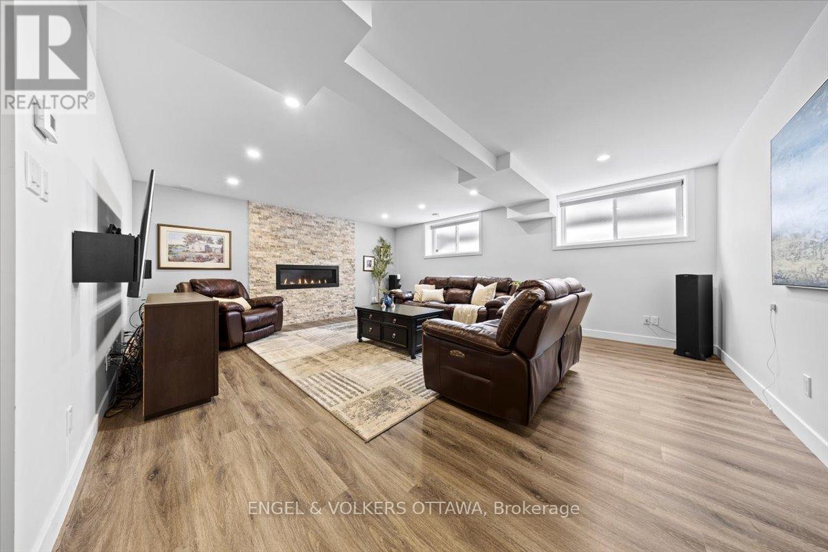 1005 Gold Crescent, Ottawa, Ontario  K2B 8C4 - Photo 34 - X12855888