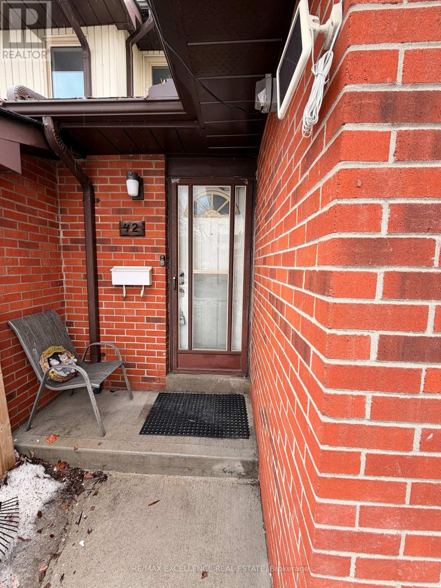 42 - 42 Foster Crescent, Brampton, Ontario  L6V 3M7 - Photo 3 - W12858518