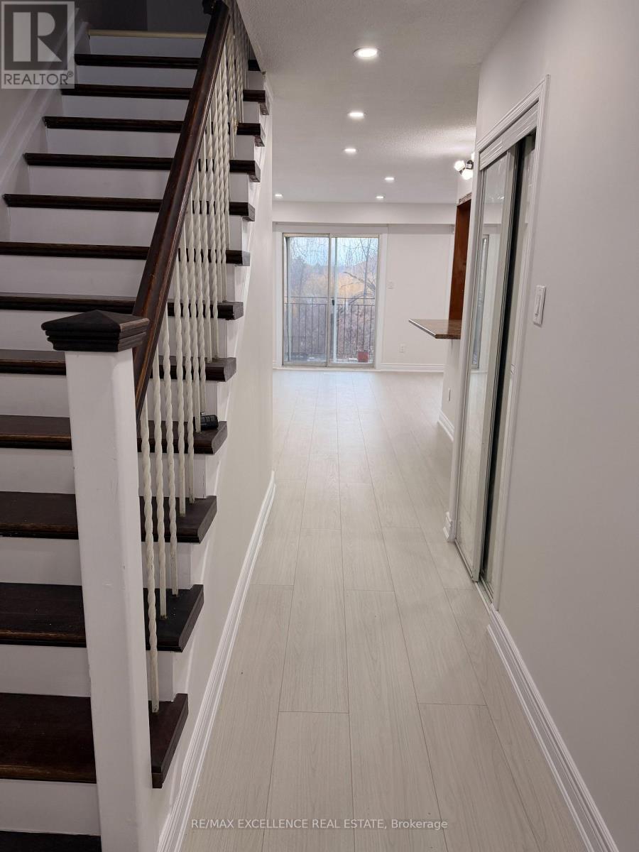 42 - 42 Foster Crescent, Brampton, Ontario  L6V 3M7 - Photo 4 - W12858518