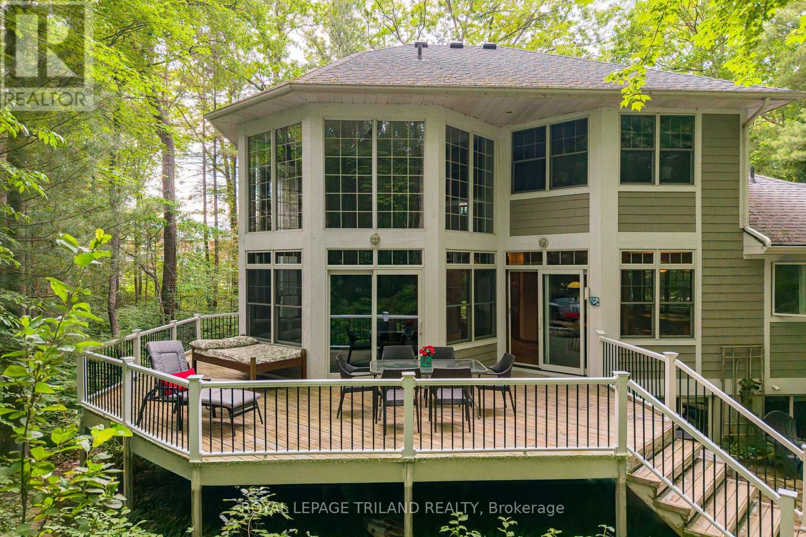 10221 Shoreline Drive, Lambton Shores, Ontario  N0M 1T0 - Photo 7 - X12858580