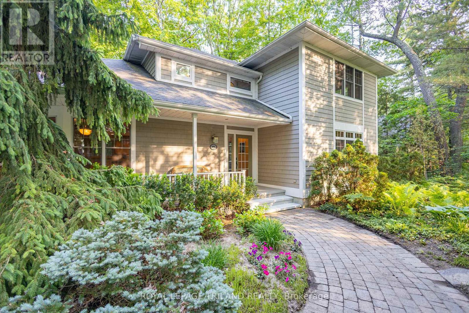 10221 Shoreline Drive, Lambton Shores, Ontario  N0M 1T0 - Photo 9 - X12858580